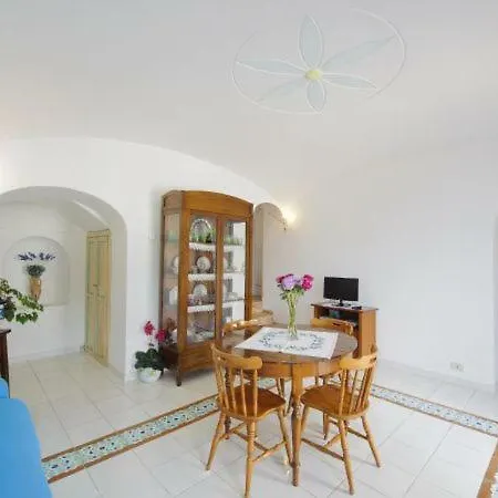 Sleeps 6 Air Con Wifi